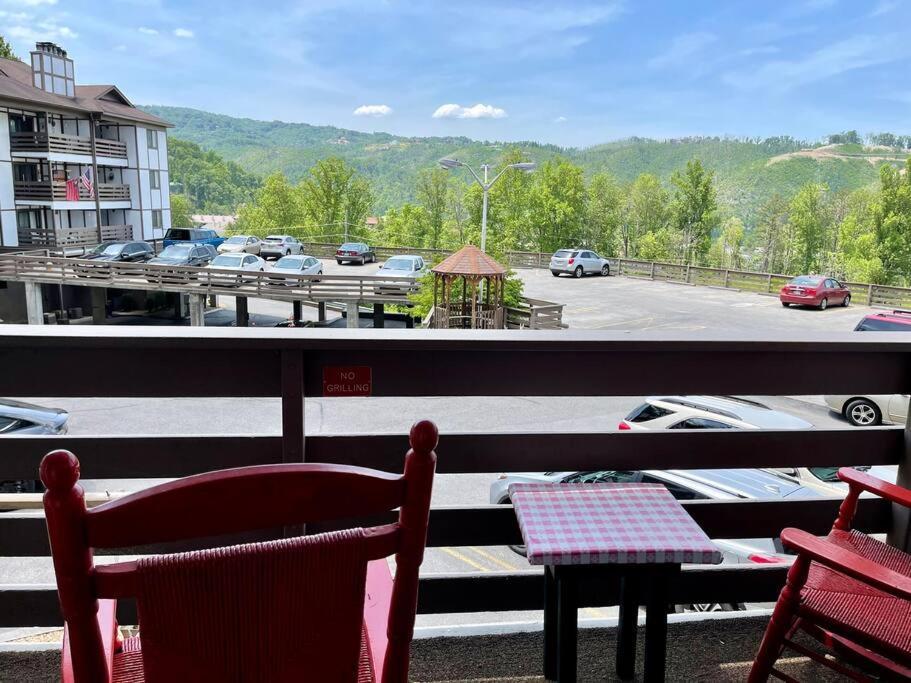 Relaxing Mountain Condo In Gatlinburg With City View ! エクステリア 写真