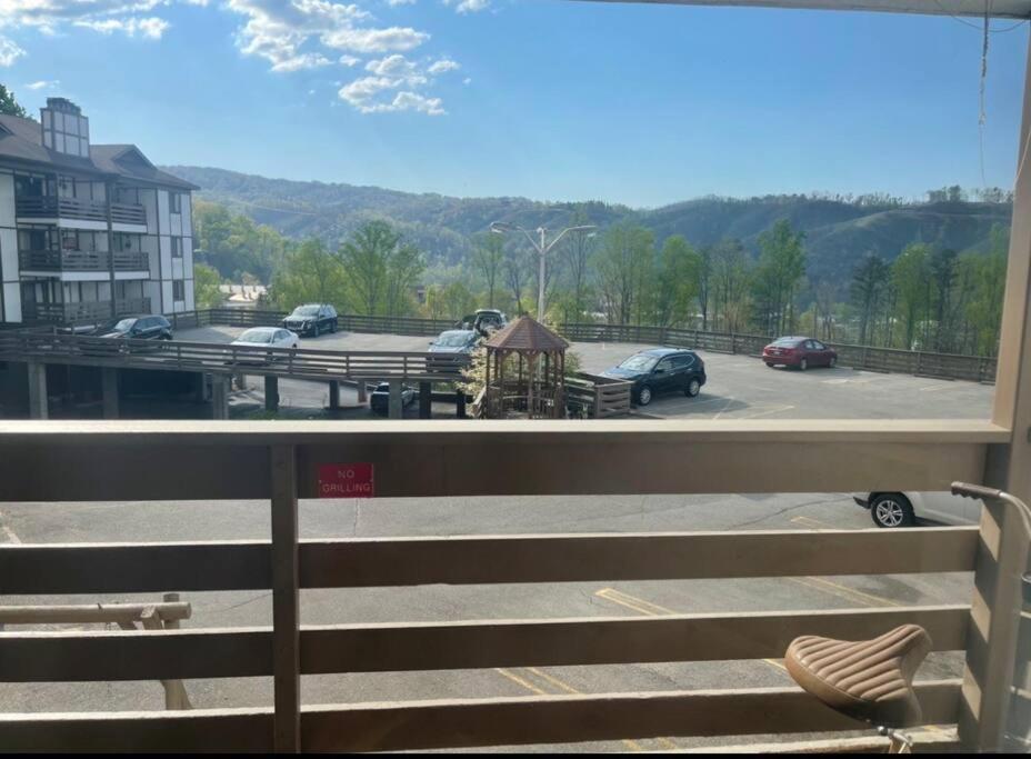 Relaxing Mountain Condo In Gatlinburg With City View ! エクステリア 写真